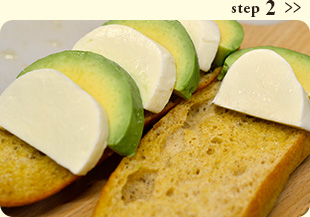 アボカドとモッツアレラチーズのオープンサンドのレシピ step2